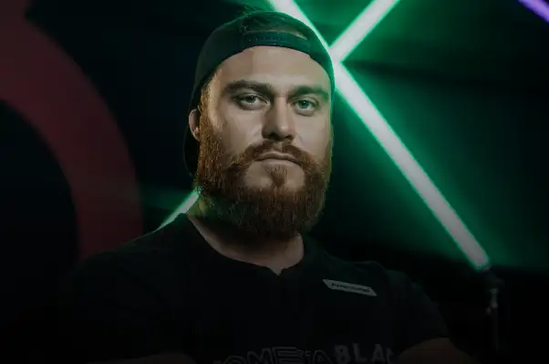 Тренер-мужчина